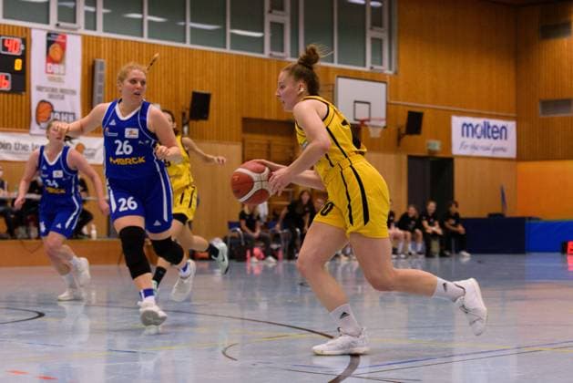 Munich, Germany, Oct 23rd 2021: Theresa Spatzier (10 Jahn Muenchen) during the 2.DBBL match between Jahn Muenchen and SG Weiterstadt, Germany. Sven Beyrich SPP Jahn Muenchen v SG Weiterstadt - 2.DBBL - Munich 