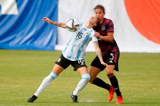 Jimena Lopez (R) of Mexico disputes the ball with Florencia Bonsegundo (L) of Argentina, during a women s friendly match at the Tepa Gomez stadium, in Tepatitlan, Jalisco, Mexico, 23 October 2021. Mexico - Argentina !ACHTUNG: NUR REDAKTIONELLE NUTZUNG!  Copyright: xFranciscoxGuascox AME1553 20211023-b407046d56257c6117da8c22b475597c8772f553