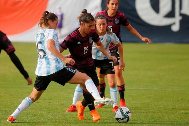 Kiana Palacios (C) of Mexico disputes the ball with Aldana Cometti (L) and Amancay Urbani (R) of Argentina during a women s friendly match at the Tepa Gomez stadium, in Tepatitlan, Jalisco, Mexico, 23 October 2021. Mexico - Argentina !ACHTUNG: NUR REDAKTIONELLE NUTZUNG!  Copyright: xFranciscoxGuascox AME1589 20211023-760bde48ee3443ab27ac35d3eb88df0bd6e8d387