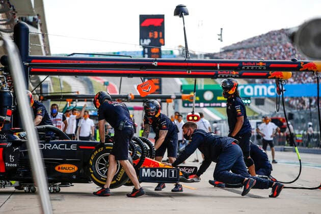 11 PEREZ Sergio (mex), Red Bull Racing Honda RB16B, garage, box, during the Formula 1 Aramco United States Grand Prix 2021, 17th round of the 2021 FIA Formula One World Championship, WM, Weltmeisterschaft from October 21 to 24, 2021 on the Circuit of the Americas, in Austin, Texas, United States of American - F1 - UNITED STATES GRAND PRIX 2021 DPPI Panoramic  00121035_F12021GP17USA_JK198567