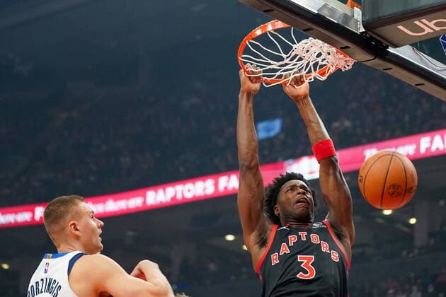 October 23, 2021, Toronto, on, Canada: Toronto Raptors forward OG Anunoby (3) dunks past Dallas Mavericks centre Kristaps Porzingis (6) during first half NBA, Basketball Herren, USA action in Toronto on Saturday, October 23, 2021. Canada News - October 23, 2021  - ZUMAc35_ 20211023_zaf_c35_096 Copyright: xEvanxBuhlerx