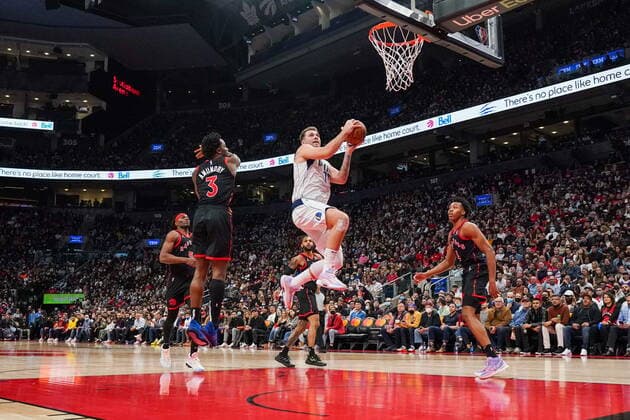 October 23, 2021, Toronto, on, Canada: Dallas Mavericks guard Luka Doncic (77) scores against the Toronto Raptors during second half NBA, Basketball Herren, USA action in Toronto on Saturday, October 23, 2021. Canada News - October 23, 2021  - ZUMAc35_ 20211023_zaf_c35_151 Copyright: xEvanxBuhlerx