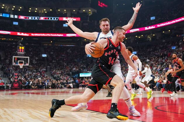 October 23, 2021, Toronto, on, Canada: Toronto Raptors guard Svi Mykhailiuk (14) drives to the basket past Dallas Mavericks guard Luka Doncic (77) during first half NBA, Basketball Herren, USA action in Toronto on Saturday, October 23, 2021. Canada News - October 23, 2021  - ZUMAc35_ 20211023_zaf_c35_155 Copyright: xEvanxBuhlerx