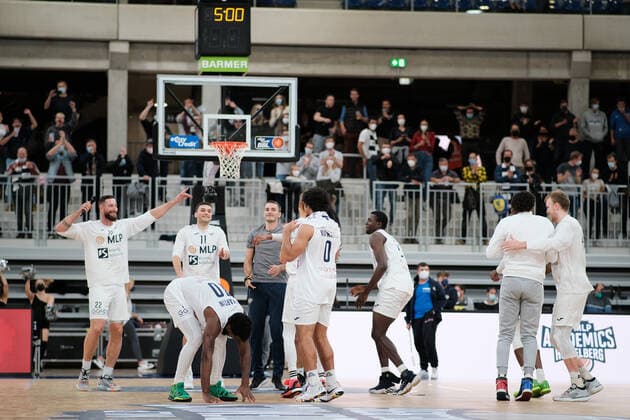 Players Heidelberg celebrate the victory during the BBL match of MLP Academics Heidelberg vs s Oliver Wuerzburg in the 1 Basketball Bundesliga on 23 10 2021 MLP Academics Heidelberg vs s Oliver Wuerzburg, Basketball, Easycredit BBL, 23 10 2021 Heidelberg Copyright: xEibner-Pressefotox xMichaelxBermelx