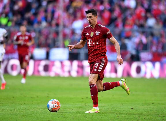 Football 1 Bundesliga Season 2021 2022 9 Matchday FC Bayern Muenchen TSG 1899 Hoffenheim 23 10 2021 Robert Lewandowski FC Bayern Muenchen on the ball
