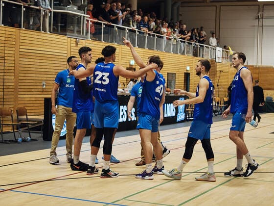 Team Karlsruhe Lions, joy, victory, clapping, high-fives, emotions, happy Itzehoe Eagles vs Ps Karlsruhe Lions, ProA, 2 Barmer, Basketball, Bundesliga, Sporthalle Itzehoe, Brokdorf, BBL, Spielzeit 2021 2022, 6 Spieltag, 23 10 2021 Foto EIBNER Stephanie Zerbe Itzehoe Eagles vs PS Karlsruhe Lions, ProA, 2 Barmer, Basketball, Bundesliga, Brokdorf, Itzehoe, BBL, Spielzeit 2021 2022, 6 Spieltag, 23 10 2021 Brokdorf Copyright: xStephaniexZerbe xEibner-Pressefox EP_SZE