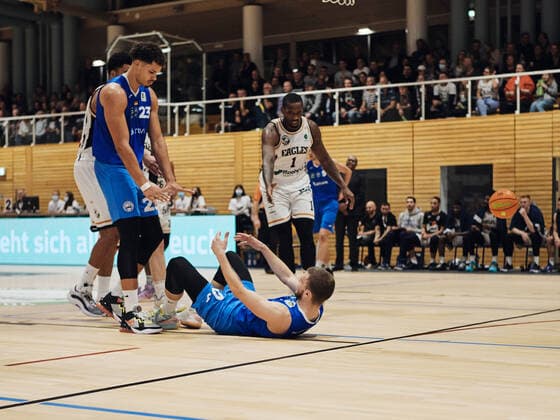 Ferdinand Zylka 10 PS Karlsruhe LIONS , Maurice Marko Pluskota 23 PS Karlsruhe LIONS Captain, Christopher Jaleel Hooper 1 Itzehoe Eagles Captain, Foul, Fouls, Cohesion, Support Itzehoe Eagles vs Ps Karlsruhe Lions, ProA, 2 Barmer, Basketball, Bundesliga, Sporthalle Itzehoe, Brokdorf, BBL, Spielzeit 2021 2022, 6 Spieltag, 23 10 2021 Foto EIBNER Stephanie Zerbe Itzehoe Eagles vs PS Karlsruhe Lions, ProA, 2 Barmer, Basketball, Bundesliga, Brokdorf, Itzehoe, BBL, Spielzeit 2021 2022, 6 Spieltag, 23 10 2021 Brokdorf Copyright: xStephaniexZerbe xEibner-Pressefox EP_SZE