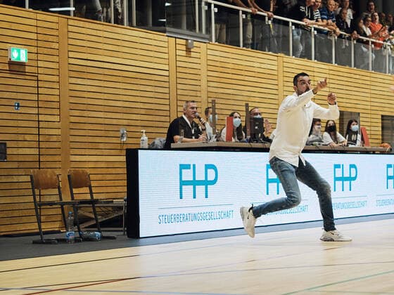 Aleksandar Scepanovic PS Karlsruhe LIONS coach, head coach, coach, anger, emotions, instruction Itzehoe Eagles vs Ps Karlsruhe Lions, ProA, 2 Barmer, Basketball, Bundesliga, Sporthalle Itzehoe, Brokdorf, BBL, Spielzeit 2021 2022, 6 Spieltag, 23 10 2021 Foto EIBNER Stephanie Zerbe Itzehoe Eagles vs PS Karlsruhe Lions, ProA, 2 Barmer, Basketball, Bundesliga, Brokdorf, Itzehoe, BBL, Spielzeit 2021 2022, 6 Spieltag, 23 10 2021 Brokdorf Copyright: xStephaniexZerbe xEibner-Pressefox EP_SZE