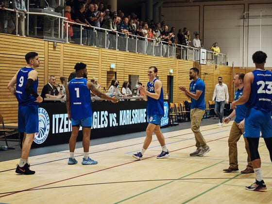 Team Karlsruhe Lions, joy, victory, clapping, high-fives, emotions, happy Itzehoe Eagles vs Ps Karlsruhe Lions, ProA, 2 Barmer, Basketball, Bundesliga, Sporthalle Itzehoe, Brokdorf, BBL, Spielzeit 2021 2022, 6 Spieltag, 23 10 2021 Foto EIBNER Stephanie Zerbe Itzehoe Eagles vs PS Karlsruhe Lions, ProA, 2 Barmer, Basketball, Bundesliga, Brokdorf, Itzehoe, BBL, Spielzeit 2021 2022, 6 Spieltag, 23 10 2021 Brokdorf Copyright: xStephaniexZerbe xEibner-Pressefox EP_SZE