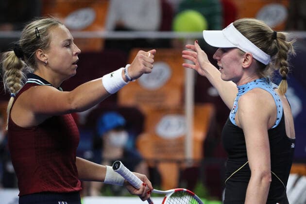 MOSCOW, RUSSIA - OCTOBER 24, 2021: Estonia s Anett Kontaveit (L) and Russia s Ekaterina Alexandrova shake hands after their women s singles final match at the VTB Kremlin Cup 2021 international tennis tournament at the Irina Viner-Usmanova Gymnastics Palace. Mikhail Tereshchenko TASS  TS1157E7