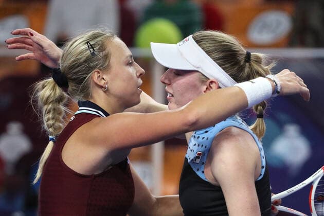 MOSCOW, RUSSIA - OCTOBER 24, 2021: Estonia s Anett Kontaveit (L) and Russia s Ekaterina Alexandrova embrace after their women s singles final match at the VTB Kremlin Cup 2021 international tennis tournament at the Irina Viner-Usmanova Gymnastics Palace. Mikhail Tereshchenko TASS  TS1157E8