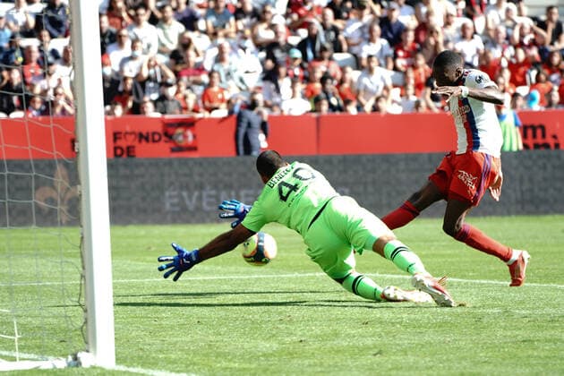 But - Walter Benitez (OGC Nice) - Karl Toko Ekambi (Lyon) FOOTBALL : OGC Nice vs Lyon - Ligue 1 Uber Eats - Nice - 24 10 2021 NorbertScanella Panoramic 