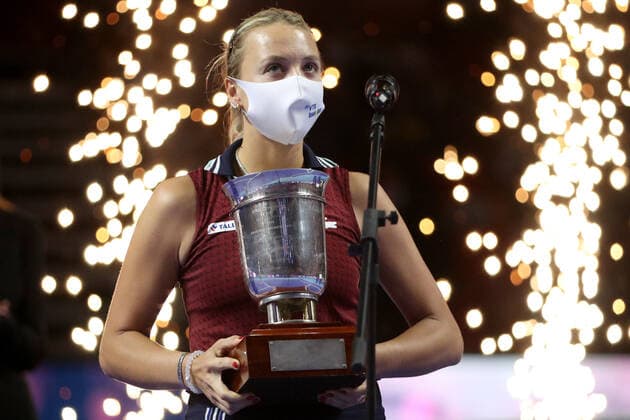 MOSCOW, RUSSIA - OCTOBER 24, 2021: 1st placed Estonia s Anett Kontaveit poses with a trophy during an award ceremony for the women s singles event at the VTB Kremlin Cup 2021 international tennis tournament at the Irina Viner-Usmanova Gymnastics Palace. Mikhail Tereshchenko TASS  TS1157EE