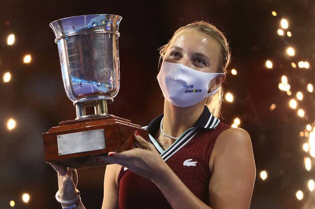 MOSCOW, RUSSIA - OCTOBER 24, 2021: 1st placed Estonia s Anett Kontaveit poses with a trophy during an award ceremony for the women s singles event at the VTB Kremlin Cup 2021 international tennis tournament at the Irina Viner-Usmanova Gymnastics Palace. Mikhail Tereshchenko TASS  TS1157FB