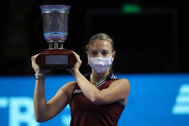 MOSCOW, RUSSIA - OCTOBER 24, 2021: 1st placed Estonia s Anett Kontaveit poses with a trophy during an award ceremony for the women s singles event at the VTB Kremlin Cup 2021 international tennis tournament at the Irina Viner-Usmanova Gymnastics Palace. Mikhail Tereshchenko TASS  TS1157FD