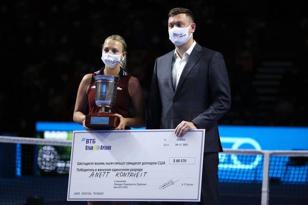 MOSCOW, RUSSIA - OCTOBER 24, 2021: 1st placed Estonia s Anett Kontaveit (L) poses with a cheque during an award ceremony for the women s singles event at the VTB Kremlin Cup 2021 international tennis tournament at the Irina Viner-Usmanova Gymnastics Palace. Mikhail Tereshchenko TASS  TS1157FE