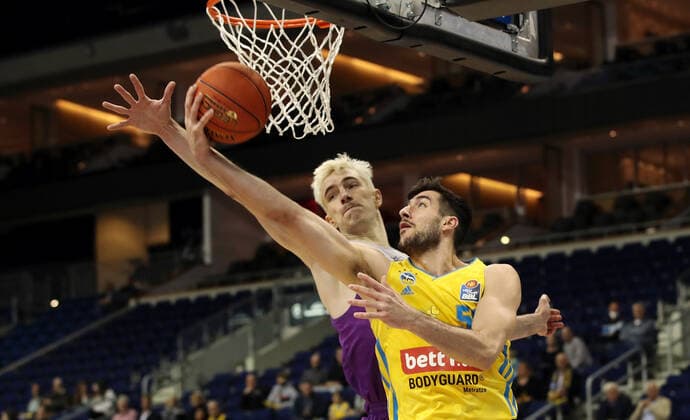 Philipp Hartwich, Yovel Zoosman action game scene duel sports basketball BBL Bundesliga men season 2021 2022 24 10 2021 ALBA Berlin vs BG Göttingen