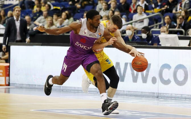 Kamar Baldwin, Jonas Mattissek Action Game Scene Duel Sports Basketball BBL Bundesliga Men Season 2021 2022 24 10 2021 ALBA Berlin vs BG Göttingen