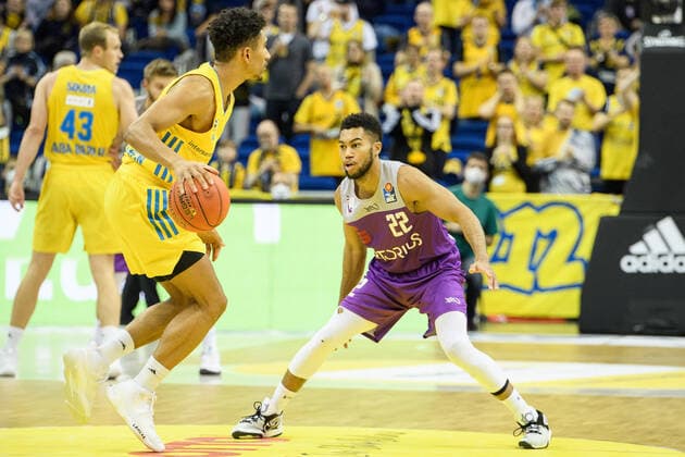 v l Maodo Lo, Stephen Brown Jr BG Goettingen, 24 10 2021, BBL, Alba Berlin vs BG Goettingen, at the Mercedes Benz Arena, GER, Berlin, 24 10 21, BBL, Alba vs BG Goettingen, Berlin Copyright: xUwexKoch Eibner-Pressefotox EP_UKH