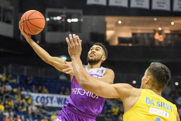 v l Stephen Brown Jr BG Goettingen, Oscar da Silva ALBA, 24 10 2021, BBL, Alba Berlin vs BG Goettingen, at Mercedes Benz Arena, GER, Berlin, 24 10 21, BBL, Alba vs BG Goettingen, Berlin Copyright: xUwexKoch Eibner-Pressefotox EP_UKH