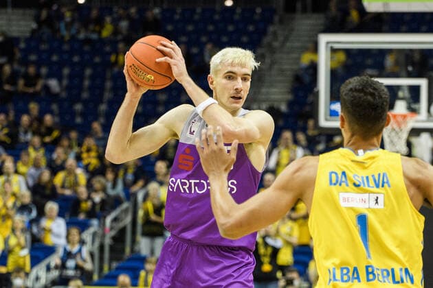 f l Philipp Hartwich BG Goettingen, Oscar da Silva ALBA, 24 10 2021, BBL, Alba Berlin vs BG Goettingen, at Mercedes Benz Arena, GER, Berlin, 24 10 21, BBL, Alba vs BG Goettingen, Berlin Copyright: xUwexKoch Eibner-Pressefotox EP_UKH