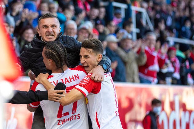 Sport Themen der Woche KW42 24.10.2021, Fussball, GER, Saison, 2021 2022, 2.Bundesliga, 11. Spieltag, SSV Jahn Regensburg - Hannover 96 Joel Zwarts erzielt das entscheidende 3:1 für den SSV Jahn Regensburg kurz vor Schluss. Extase pur bei den Jahnspielern DFL REGULATIONS PROHIBIT ANY USE OF PHOTOGRAPHS AS IMAGE SEQUENCES AND OR QUASI-VIDEO. Regensburg Bayern Deutschland Arena Regensburg *** 24 10 2021, Football, GER, Season, 2021 2022, 2 Bundesliga, 11 Matchday, SSV Jahn Regensburg Hannover 96 Joel Zwarts scores the decisive 3 1 for SSV Jahn Regensburg just before the end Pure ecstasy for the Jahn players DFL REGULATIONS PROHIBIT ANY USE OF PHOTOGRAPHS AS IMAGE SEQUENCES AND OR QUASI VIDEO Regensburg Bayern Germany Arena Regensburg