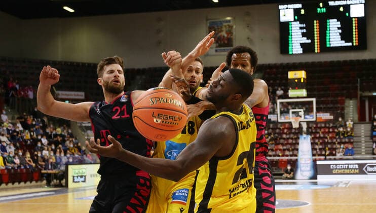 Ludwigsburg , Basketball easycredit BBL Bundesliga MHP Riesen Ludwigsburg vs Telekom Baskets Bonn , from left Leon Kratzer Bonn Rawle Alkins Riesen