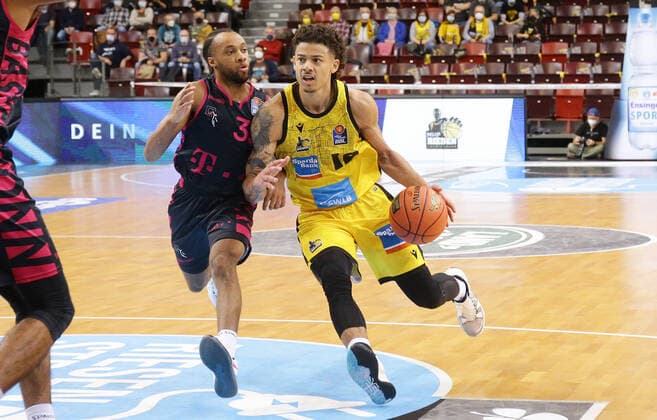 Ludwigsburg , Basketball easycredit BBL Bundesliga MHP Riesen Ludwigsburg vs Telekom Baskets Bonn , from left Parker Jackson Cartwright Bonn Jonah Radebaugh Giants