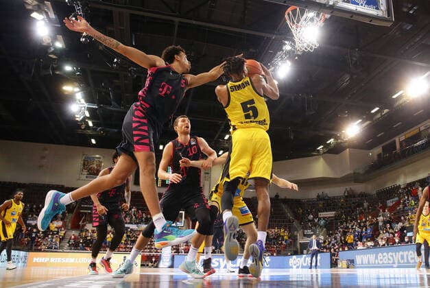Ludwigsburg , Basketball easycredit BBL Bundesliga MHP Riesen Ludwigsburg vs Telekom Baskets Bonn , from left Tyson Ward Bonn Justin Simon Riesen