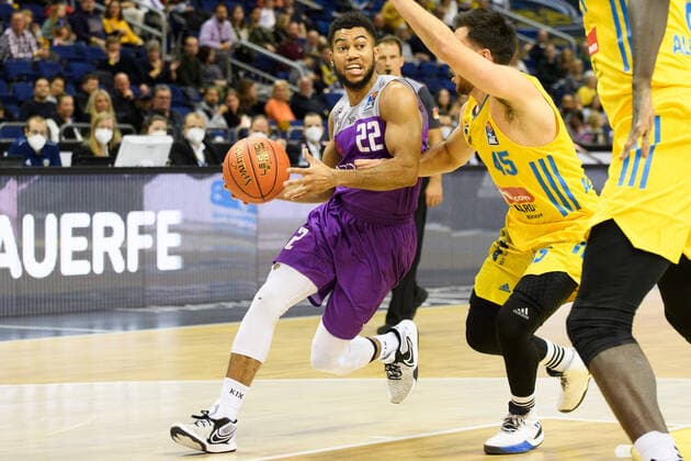 v l Stephen Brown Jr BG Goettingen, Tamir Blatt ALBA, 24 10 2021, BBL, Alba Berlin vs BG Goettingen, at Mercedes Benz Arena, GER, Berlin, 24 10 21, BBL, Alba vs BG Goettingen, Berlin Copyright: xUwexKoch Eibner-Pressefotox EP_UKH