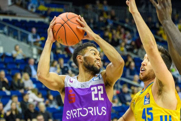 v l Stephen Brown Jr BG Goettingen, Tamir Blatt ALBA, 24 10 2021, BBL, Alba Berlin vs BG Goettingen, at Mercedes Benz Arena, GER, Berlin, 24 10 21, BBL, Alba vs BG Goettingen, Berlin Copyright: xUwexKoch Eibner-Pressefotox EP_UKH