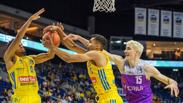 v l Maodo Lo , Maodo Lo Philipp Hartwich BG Goettingen, 24 10 2021, BBL, Alba Berlin vs BG Goettingen, at Mercedes Benz Arena, GER, Berlin, 24 10 21, BBL, Alba vs BG Goettingen, Berlin Copyright: xUwexKoch Eibner-Pressefotox EP_UKH