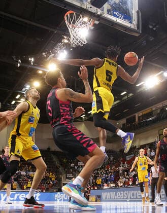 Ludwigsburg , Basketball easycredit BBL Bundesliga MHP Riesen Ludwigsburg vs Telekom Baskets Bonn , from left Tyson Ward Bonn Justin Simon Riesen