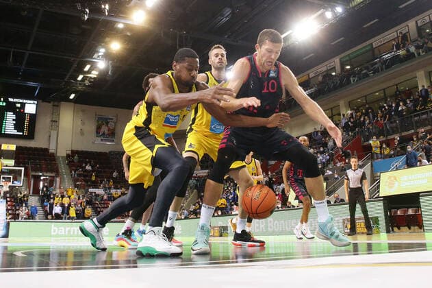 Ludwigsburg , Basketball easycredit BBL Bundesliga MHP Riesen Ludwigsburg vs Telekom Baskets Bonn , from left Yorman Polas bartolo Riesen Saulius Kulvietis Bonn