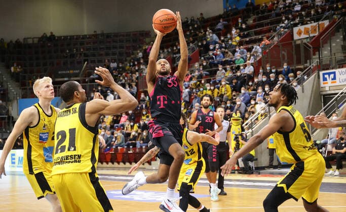 Ludwigsburg , Basketball easycredit BBL Bundesliga MHP Riesen Ludwigsburg vs Telekom Baskets Bonn , from left Tremmel Darden Riesen Parker Jackson Cartwright Bonn Justin Simon Riesen