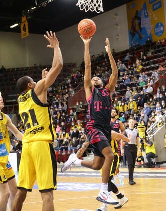 Ludwigsburg , Basketball easycredit BBL Bundesliga MHP Riesen Ludwigsburg vs Telekom Baskets Bonn , from left Tremmel Darden Riesen Parker Jackson Cartwright Bonn