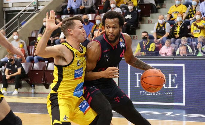 Ludwigsburg , Basketball easycredit BBL Bundesliga MHP Riesen Ludwigsburg vs Telekom Baskets Bonn , from left Jordan Hulls Giants Justin Gorham Bonn