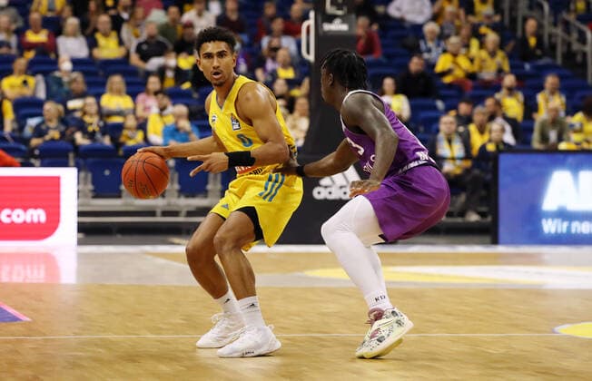 Maodo Lo, Zack Bryant action game scene duel sports basketball BBL Bundesliga men season 2021 2022 24 10 2021 ALBA Berlin vs BG Göttingen