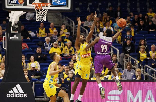 Oscar da Silva, Jaleen Smith, Kamar Baldwin action game scene duel sports basketball BBL Bundesliga men season 2021 2022 24 10 2021 ALBA Berlin vs BG Göttingen