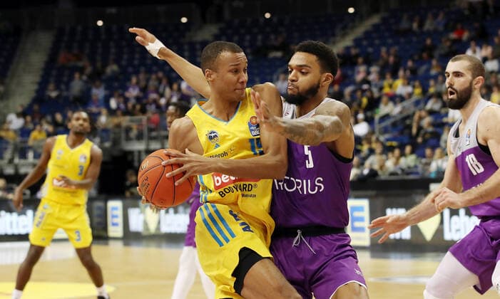 Louis Olinde, Jeff Roberson action game scene duel sports basketball BBL Bundesliga men season 2021 2022 24 10 2021 ALBA Berlin vs BG Göttingen
