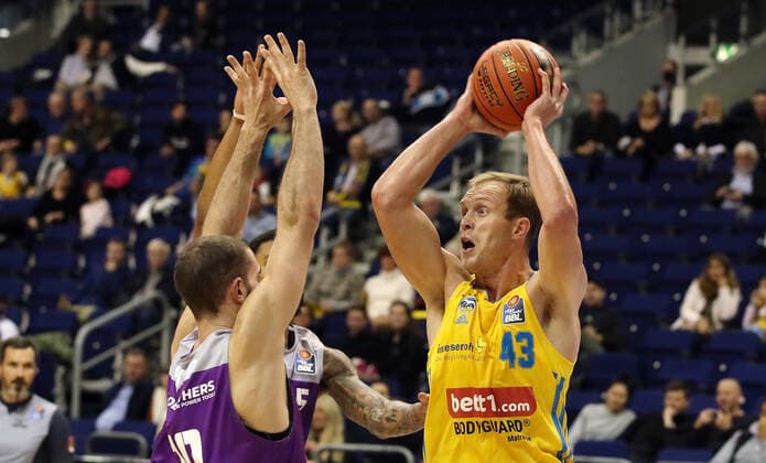 Harper Kamp, Luke Sikma action game scene duel sports basketball BBL Bundesliga men season 2021 2022 24 10 2021 ALBA Berlin vs BG Göttingen