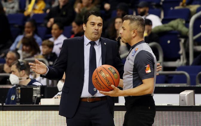 Coach Israel Gonzales discusses with referee Sports Basketball BBL Bundesliga Men Season 2021 2022 24 10 2021 ALBA Berlin vs BG Göttingen