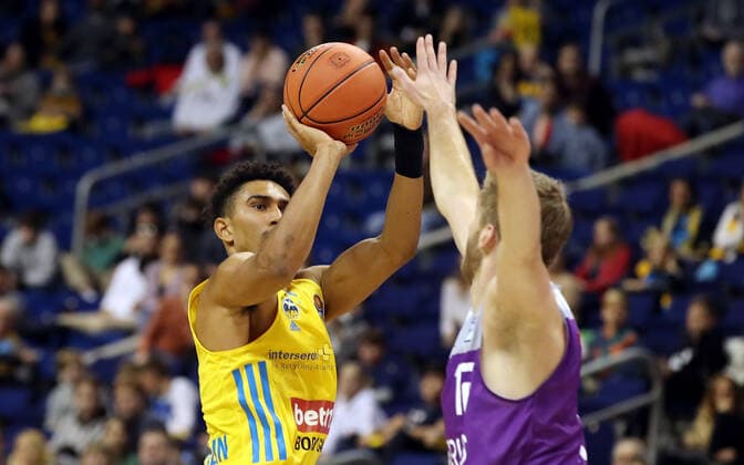 Maodo Lo, Mathis Mönninghoff Action Game Scene Duel Sports Basketball BBL Bundesliga Men Season 2021 2022 24 10 2021 ALBA Berlin vs BG Göttingen