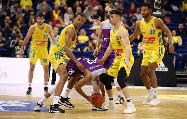 Louis Olinde, Stephen Brown Jr , Jonas Mattissek action game scene duel sports basketball BBL Bundesliga men season 2021 2022 24 10 2021 ALBA Berlin vs BG Göttingen