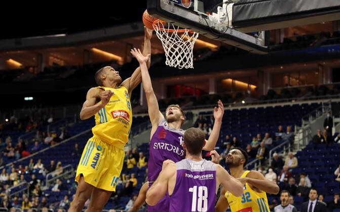 Louis Olinde, Mathis Mönninghoff Action Game Scene Duel Sports Basketball BBL Bundesliga Men Season 2021 2022 24 10 2021 ALBA Berlin vs BG Göttingen