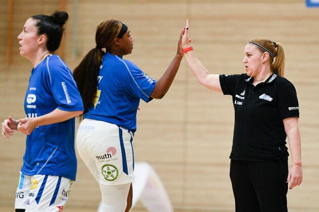 Halle, Germany 24 October 2021 1 BBL Women 2021 2022 Gisa Lions SV Halle vs Capitol Bascats Duesseldorf v li Kourtni Perry Halle and coach Katerina Hatzidaki Halle SWH arena Sachsen Anhalt Copyright: xFotostandx xxBallaschx
