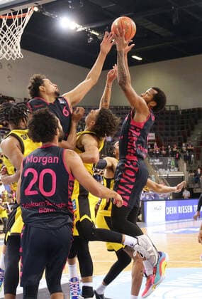 Ludwigsburg , Basketball easycredit BBL Bundesliga MHP Riesen Ludwigsburg vs Telekom Baskets Bonn , from left Michael kessens Bonn Jonah Radebaugh Riesen Dustin Gorham Bonn