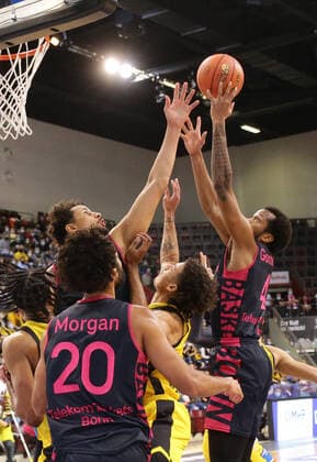 Ludwigsburg , Basketball easycredit BBL Bundesliga MHP Riesen Ludwigsburg vs Telekom Baskets Bonn , from left Michael kessens Bonn Jonah Radebaugh Riesen Dustin Gorham Bonn