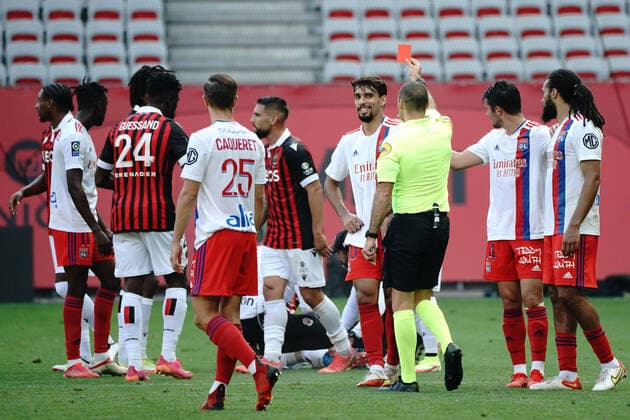 Carton rouge - Philana Tinotenda Kadewere (Lyon) - Leo Dubois (Lyon) - Jerome Brisard (arbitre) FOOTBALL : OGC Nice vs Lyon - Ligue 1 Uber Eats - Nice - 24 10 2021 NorbertScanella Panoramic 
