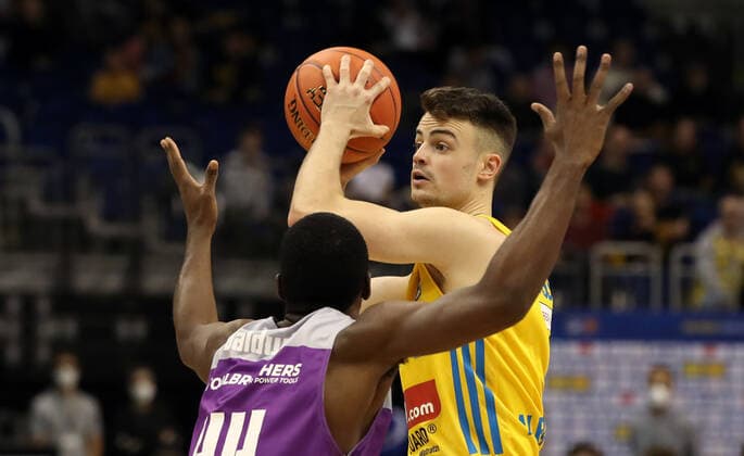 Kamar Baldwin, Jonas Mattissek Action Game Scene Duel Sports Basketball BBL Bundesliga Men Season 2021 2022 24 10 2021 ALBA Berlin vs BG Göttingen